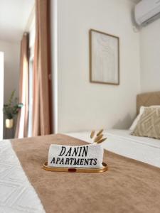a sign on a bed that says drumarragements on it at Danin apartmani in Bar