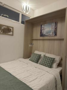 a bedroom with a large bed with two pillows at Playa Serena - Meublé de tourisme 3 étoiles - Accès Plage & Parking Privé in Carnon-Plage +24 photos