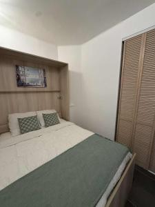 a bedroom with a large bed and a window at Playa Serena - Meublé de tourisme 3 étoiles - Accès Plage & Parking Privé in Carnon-Plage