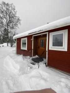 ein rotes Haus mit Schnee davor in der Unterkunft SleepCleanGo 4A in Lima
