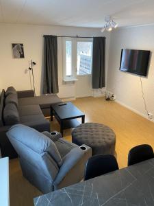 ein Wohnzimmer mit Sofa und Tisch in der Unterkunft SleepCleanGo 4A in Lima