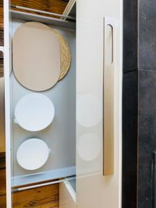 a kitchen with two white plates in a refrigerator at Appartement Premium à Liège in Liège