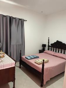a bedroom with two beds with pink sheets at Apartamento Rua do museu dos Náufragos in Sal Rei