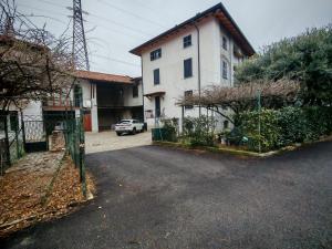 ein weißes Haus mit einem davor geparkten Auto in der Unterkunft Cà Bianca in Erba