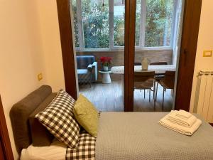 a living room with a couch and a dining room at Scavi & Sogni Romani in Ostia Antica