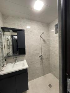 a bathroom with a sink and a shower at Ismayil Shikhseyidov in Küsnǝt