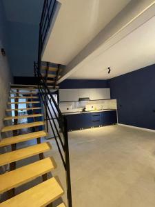 an empty room with a staircase and a kitchen at Ismayil Shikhseyidov in Küsnǝt