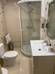 a bathroom with a shower and a toilet and a sink at Primera línea de playa espectacular 3 dormitorios in Almuñécar +11 photos