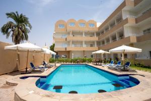 a swimming pool in front of a large building at siriuspalaceluxor in Al Karnak