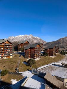 an aerial view of a resort with mountains in the background at Studio cosy 6 pers au pied des pistes et vue exceptionnelle sur les Alpes à SUPERDÉVOLUY in Le Dévoluy