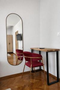 a mirror and a table and chairs in a room at Motel Marić in Žepče +9 photos