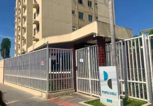 a white fence in front of a building at Apto mobiliado 7min da Orla de Atalaia e 1min do Aeroporto in Aracaju