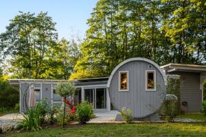 a tiny house with a dome roof at Bienenhaus in Sassnitz