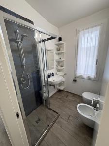 a bathroom with a shower and a toilet and a sink at Bilocale tranquillo e funzionale, ideale per soggiorni di lavoro in Vignola