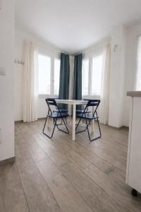a table and chairs in a room with windows at Bilocale tranquillo e funzionale, ideale per soggiorni di lavoro in Vignola +35 photos