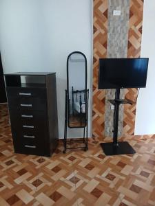 eine Kommode und ein Spiegel in einem Zimmer in der Unterkunft Apartamento Oderay in David