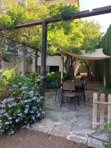 a patio with a table and chairs under a pergola at Casa con encanto en Monachil in Monachil