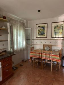 a dining room with a table and chairs in a kitchen at Casa con encanto en Monachil in Monachil