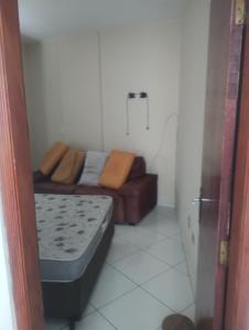 a living room with a couch and a table at Apto mongagua in Mongaguá