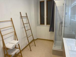 a bathroom with a ladder next to a shower at L'Idéal in Guillestre