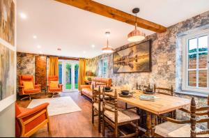 a dining room with a table and chairs at Ideal Stay for Business Travellers, Contractors, and Families near NEC, Belfry, Birmingham Resorts World, and Drayton Manor in Birmingham