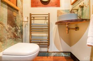 a bathroom with a toilet and a sink at Ideal Stay for Business Travellers, Contractors, and Families near NEC, Belfry, Birmingham Resorts World, and Drayton Manor in Birmingham +27 photos