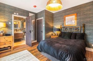 a bedroom with a large bed and a bathroom at Ideal Stay for Business Travellers, Contractors, and Families near NEC, Belfry, Birmingham Resorts World, and Drayton Manor in Birmingham