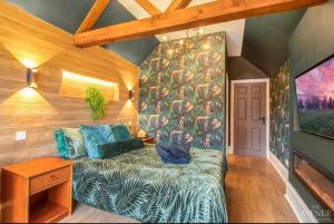 a bedroom with a large painting on the wall at Ideal Stay for Business Travellers, Contractors, and Families near NEC, Belfry, Birmingham Resorts World, and Drayton Manor in Birmingham