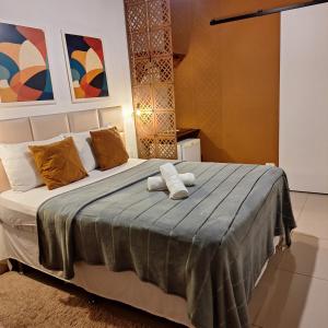 a bedroom with a bed with two towels on it at Pousada Schueng in Trindade
