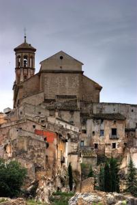 um edifício antigo com uma torre de relógio numa colina em Minicasa el Mesoncico em Cehegín