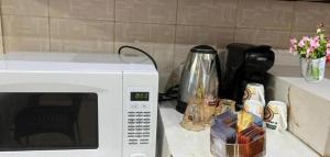 a microwave sitting on a counter next to a blender at شقةكبيرة 4 غرف نوم وصالة بلكونه Large apartment with 4 bedrooms, a living room and a balcony in Taif