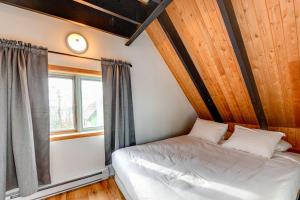 a bedroom with a bed and a window at Mountain View 148 - 4 chambres - 13 personnes in Beaupré +11 photos
