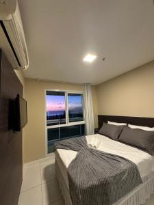 a bedroom with a large bed and a window at Mandai Apart - Beira Mar in Cabo Frio +34 photos