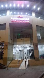 an entrance to a building with a sign on it at فندق اوتاد المتحدة المعابدة in An Naqāʼ