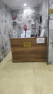 a cashier counter in a store with signs on it at فندق اوتاد المتحدة المعابدة in An Naqāʼ
