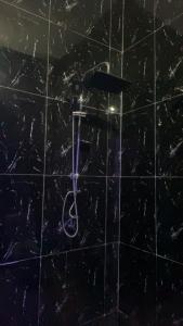 a black tiled bathroom floor with a table on it at Relaxe casa in Thiès