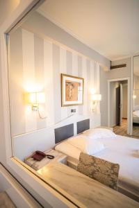 Llit o llits en una habitació de Eva Hotel Piraeus