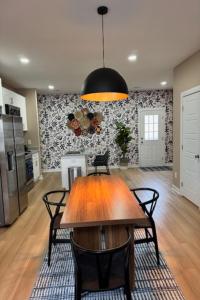 a dining room with a table and chairs in a kitchen at The Blue Venue-Periwinkle in Clarksville