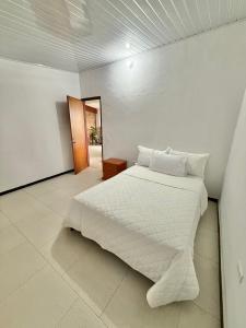 a bedroom with a white bed in a room at Casa Sué Soatá in Soatá +2 photos