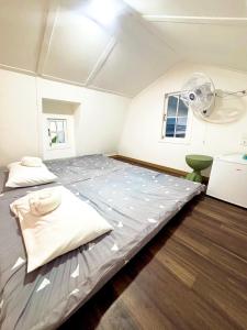 a large bed in a room with a fan at บ้านวิรา ห้องพัก Baan Wira in Khon Kaen