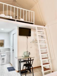a room with a desk and a bunk bed at บ้านวิรา ห้องพัก Baan Wira in Khon Kaen