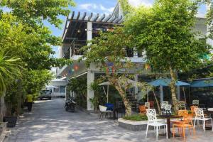 a building with tables and chairs in front of it at Đại An Hotel Bến Tre in Ben Tre
