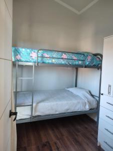 a bunk bed in a room with a wooden floor at Maravillas de Tongoy in Tongoy