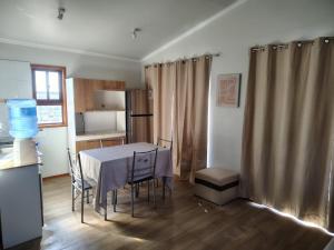 a kitchen and dining room with a table and chairs at Maravillas de Tongoy in Tongoy