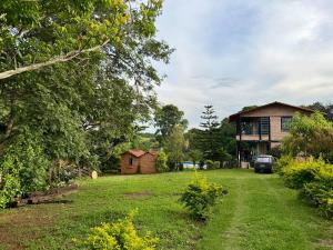 a yard with a house and a car parked in it at Recanto do Amaral - Espaço de Lazer e Eventos in Betim