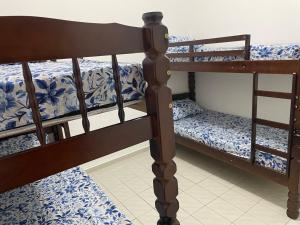 two bunk beds sitting in a room with at Seu refúgio com três quartos e garagem gigante in Indaiatuba