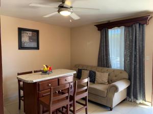 a living room with a couch and a table at Suites Posada Obregon in Ciudad Obregón