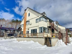 a large house in the snow in the winter at ドッグランがある宿-ペンション歩野慕野-honobono in Kitashiobara