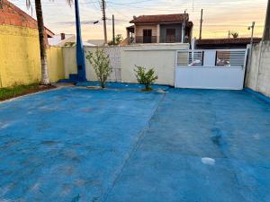 an empty parking lot in front of a house at Casa em Ilha Comprida in Ilha Comprida