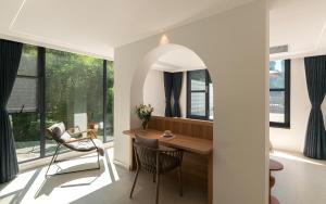 a room with a table and chairs and a window at Yangshuo MUSE Mountain View Retreat in Guilin